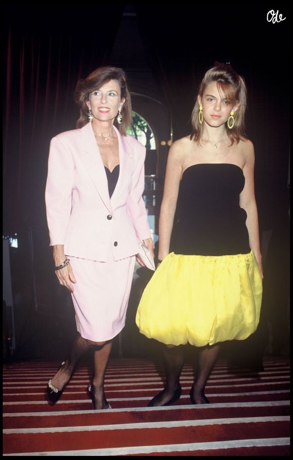 "Petite Maman, Tu t’es éteinte il y a 10 ans. C’était mieux ainsi, tu avais perdu toute forme d’autonomie et moi j’en avais perdu le goût de vivre."

Archives - Nicole Courcel et sa fille Julie Andrieu à la cérémonie des Molières 1987