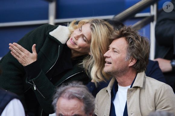 Elle pointe également une idéalisation des relations amoureuses, souvent centrées sur la passion des débuts.

Alice Taglioni et son compagnon Laurent Delahousse - Célébrités dans les tribunes de la demi-finale retour de Ligue des champions entre le PSG face au Borussia Dortmund (0-1) au Parc des Princes à Paris le 7 mai 2024. © Cyril Moreau/Bestimage