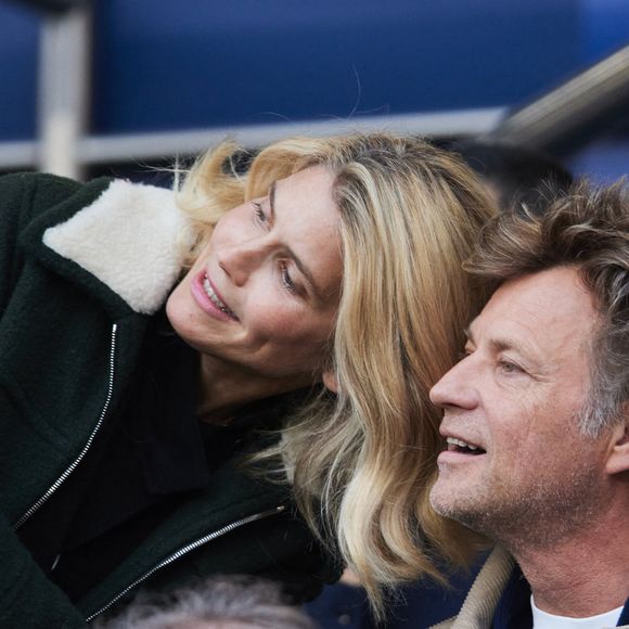 Elle pointe également une idéalisation des relations amoureuses, souvent centrées sur la passion des débuts.

Alice Taglioni et son compagnon Laurent Delahousse - Célébrités dans les tribunes de la demi-finale retour de Ligue des champions entre le PSG face au Borussia Dortmund (0-1) au Parc des Princes à Paris le 7 mai 2024. © Cyril Moreau/Bestimage