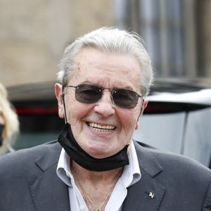 Alain Delon - Obsèques de Jean-Paul Belmondo en en l'église Saint-Germain-des-Prés, à Paris le 10 septembre 2021. © Cyril Moreau / Bestimage
