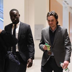 Alain-Fabien Delon et son avocate Florence Watrin arrivent au tribunal correctionnel de Paris pour avoir enregistré et diffusé avec son frère Anthony Delon une conversation de leur sœur, Anouchka, avec leur père, le 5 janvier 2024, à l'époque où les désaccords de la fratrie concernant la santé d'Alain Delon, à Paris, France, le 17 mars 2026. Anthony Delon et Anouchka sont absents. © Clément Prioli/Bestimage