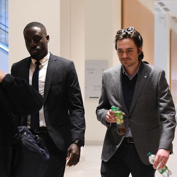 Alain-Fabien Delon et son avocate Florence Watrin arrivent au tribunal correctionnel de Paris pour avoir enregistré et diffusé avec son frère Anthony Delon une conversation de leur sœur, Anouchka, avec leur père, le 5 janvier 2024, à l'époque où les désaccords de la fratrie concernant la santé d'Alain Delon, à Paris, France, le 17 mars 2026. Anthony Delon et Anouchka sont absents. © Clément Prioli/Bestimage