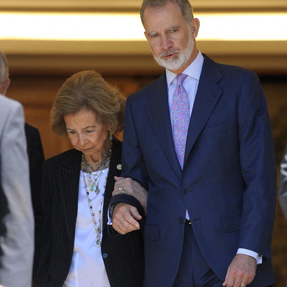 Et c'est assez rare pour le souligner : cela faisait pas moins de 15 ans que Felipe IV et sa mère n'étaient pas apparus seuls, tous les deux, lors d'un événement officiel.

Le roi Felipe et la reine Sofia lors de l'audience avec le comité exécutif de la Fédération espagnole des banques alimentaires au palais de La Zarzuela, le 18 juillet 2025, à Madrid (Espagne). Ángel Díaz Briñas/Euopa Press/ABACAPRESS.COM