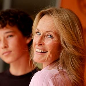 Estelle Lefébure et son fils Giulano Ramette au photocall du village lors des Internationaux de France de Tennis de Roland Garros 2026, à Paris, France, le 29 mai 2026. © Dominique Jacovides/Bestimage