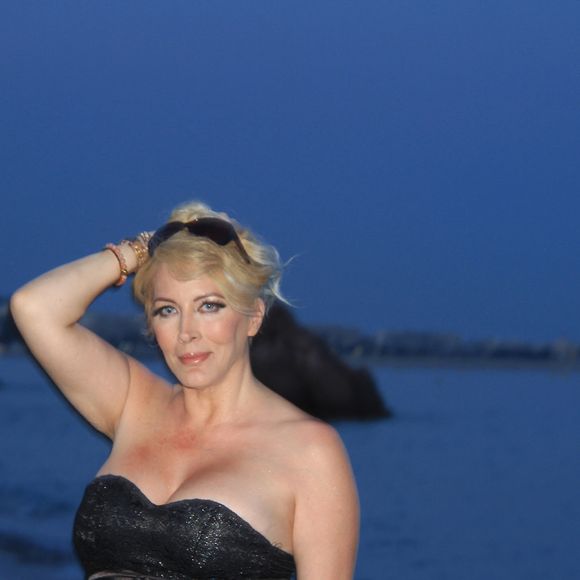 Loana sur la plage de Cannes lors du 76ème festival international du film, le 25 mai 2023.
© Philippe Baldini / Bestimage