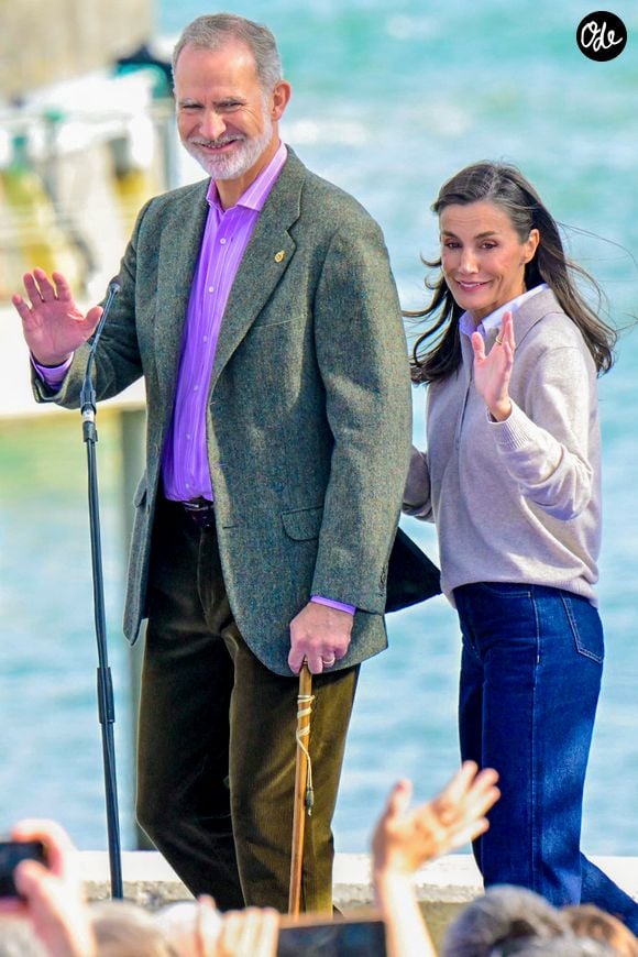 Il s’agissait d’une opération de la cataracte d’une trentaine de minutes. Selon les informations de "Vanitatis", l’époux de la reine Letizia d’Espagne aurait passé la nuit à la clinique avant de la quitter dans la matinée du dimanche pour rejoindre Madrid.

Llanes, ESPAGNE – Le roi Felipe VI, la reine Letizia, la princesse héritière Leonor et l'infante Sofia visitent la confrérie des pêcheurs Santa Ana à Llanes, en Espagne, dans le cadre de la visite liée au titre de « Ville exemplaire des Asturies » 2026, mettant ainsi en lumière la communauté de pêcheurs locale et ses traditions maritimes © Backgrid USA / Bestimage