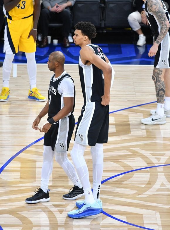 Un caillot de sang s’est ainsi formé dans une des veines, l'obligeant à arrêter de jouer. 

Victor Wembanyama et Chris Paul lors du match "San Antonio Spurs - Pacers Indiana (98-136)" dans le cadre des NBA Paris Games 2025 à l'Accord Arena Bercy à Paris, le 26 janvier 2025.
© Ramsamy Veeren/Bestimage