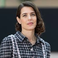 Charlotte Casiraghi illumine le défilé Chanel : retrouvailles avec son ex belle-mère Carole Bouquet