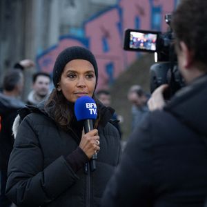 "L’argent n’est pas forcément un but, mais c’est quand même le moyen d’avoir beaucoup de choses." a ajouté Karine Le Marchand qui est fière de son parcours.

Karine Le Marchand soutient les agriculteurs sur le barrage de l'Autoroute A4 à hauteur de Jossigny en Seine et Marne le 29 Janvier 2024. © Jeremy Melloul - Pierre Perusseau / Bestimage