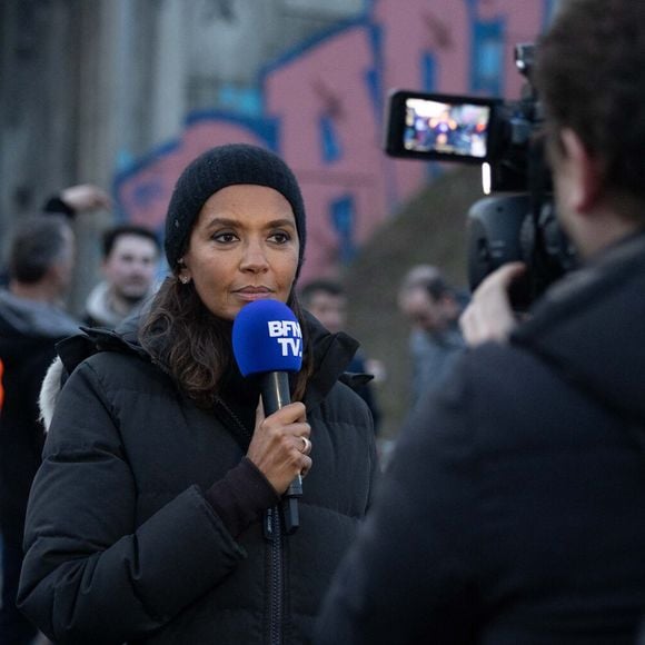 "L’argent n’est pas forcément un but, mais c’est quand même le moyen d’avoir beaucoup de choses." a ajouté Karine Le Marchand qui est fière de son parcours.

Karine Le Marchand soutient les agriculteurs sur le barrage de l'Autoroute A4 à hauteur de Jossigny en Seine et Marne le 29 Janvier 2024. © Jeremy Melloul - Pierre Perusseau / Bestimage
