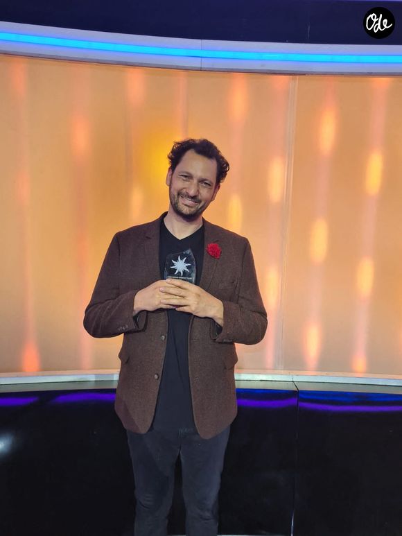 Éric Antoine a reçu son prix sur le plateau de La Roue de la Fortune dans le cadre de la première édition du Multi Screen Grand Prix, à Paris, le 12 juin 2025.

© Jack Tribeca / Bestimage
