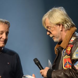 David Séchan remet le Prix Spécial de la Sacem à son frère le chanteur Renaud (Renaud Séchan) - Grand Prix Sacem 2018 à la salle Pleyel à Paris présenté par V. Dedienne, le 10 décembre 2018. © Veeren/Bestimage
