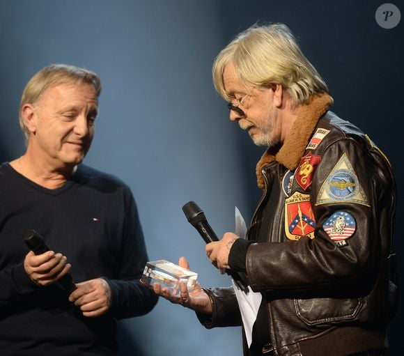 David Séchan remet le Prix Spécial de la Sacem à son frère le chanteur Renaud (Renaud Séchan) - Grand Prix Sacem 2018 à la salle Pleyel à Paris présenté par V. Dedienne, le 10 décembre 2018. © Veeren/Bestimage