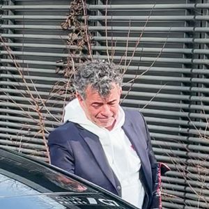 Stéphane Plaza en larmes à la sortie de son procès après avoir été reconnu coupable de "violences habituelles par concubin" et condamné à 12 mois de prison avec sursis, à Paris, France, le 18 février 2025. © Yehiel Chekroune/Bestimage