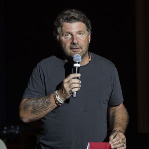 "C'est vrai que c’est un peu dur, car il n’y a pas de soirées", a-t-il reconnu 

Exclusif - Philippe Lellouche - Représentation de la pièce de théâtre "Chers parents" au Théâtre de Verdure lors du 40ème Festival de Ramatuelle. Le 8 août 2024
© Cyril Bruneau / Festival de Ramatuelle / Bestimage