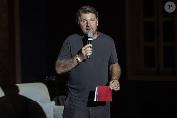 "C'est vrai que c’est un peu dur, car il n’y a pas de soirées", a-t-il reconnu 

Exclusif - Philippe Lellouche - Représentation de la pièce de théâtre "Chers parents" au Théâtre de Verdure lors du 40ème Festival de Ramatuelle. Le 8 août 2024
© Cyril Bruneau / Festival de Ramatuelle / Bestimage