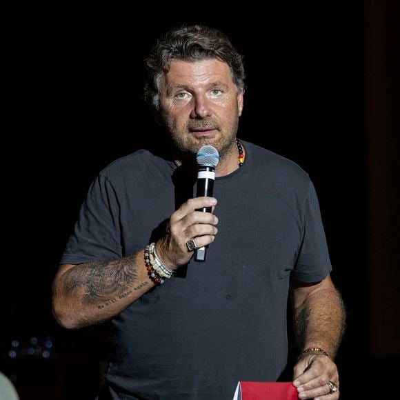 "C'est vrai que c’est un peu dur, car il n’y a pas de soirées", a-t-il reconnu 

Exclusif - Philippe Lellouche - Représentation de la pièce de théâtre "Chers parents" au Théâtre de Verdure lors du 40ème Festival de Ramatuelle. Le 8 août 2024
© Cyril Bruneau / Festival de Ramatuelle / Bestimage