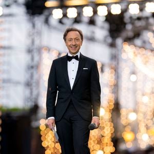 Avec humour, il a conclu : "En période de disette budgétaire, je ne crois pas qu’on me fasse tourner… en bourrique."

Stéphane Bern lors de la 13ème édition du Concert de Paris aux pieds de la Tour Eiffel à l’occasion de la fête nationale du 14 juillet proposé par Radio France, France Télévisions, la Ville de Paris, et Électron Libre Productions.

© Perusseau / Clovis / Bestimage