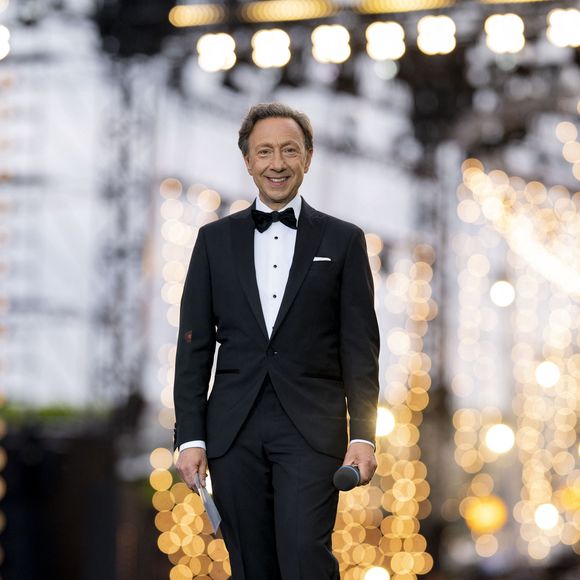 Avec humour, il a conclu : "En période de disette budgétaire, je ne crois pas qu’on me fasse tourner… en bourrique."

Stéphane Bern lors de la 13ème édition du Concert de Paris aux pieds de la Tour Eiffel à l’occasion de la fête nationale du 14 juillet proposé par Radio France, France Télévisions, la Ville de Paris, et Électron Libre Productions.

© Perusseau / Clovis / Bestimage