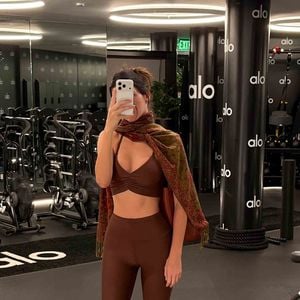 Si le but est de transformer radicalement la composition du corps, de créer du galbe (comme des fesses bombées ou des épaules dessinées) ou de perdre de la masse grasse de façon durable, la musculation est scientifiquement la plus recommandée.

Capture d'écran de Kendall Jenner, dernière publication sur les médias sociaux, 1er décembre 2025.
Citation :
"ow to pilates @alo",

Photos privées de célébrités sur les médias sociaux !