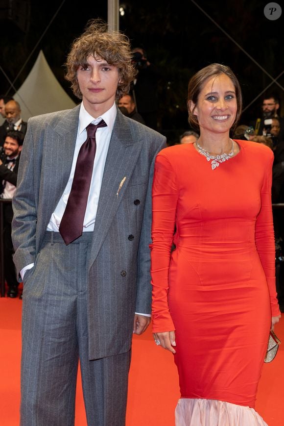 Vassili Schneider et Julie de Bona lors de la descente des marches du film « Le comte de Monte-Cristo » lors du 77ème Festival International du Film de Cannes, au Palais des Festivals à Cannes, le 22 mai 2024.