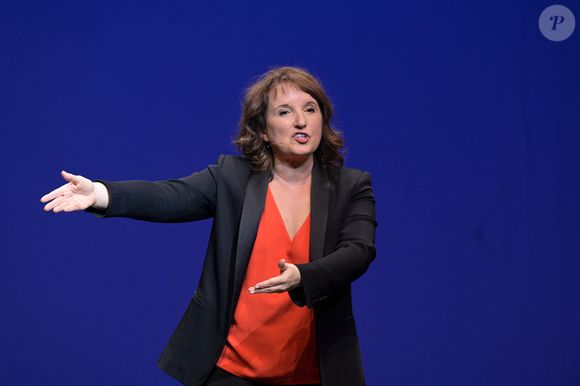 Selon elle, les humoristes ont souvent du mal à apprécier l’humour des autres, ce qui rend l’ambiance plus stressante que drôle. 

Anne Roumanoff lors de la soirée de remise des prix Dapat 2025 au Théâtre du Rond Point à Paris le 24 mars 2025.

© Rachid Bellak / Bestimage