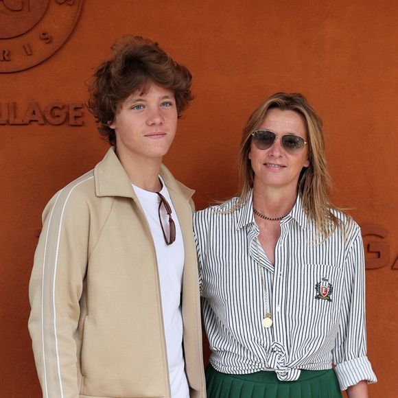 Sarah Poniatowski (Lavoine) et son fils Roman - Les célébrités au village lors des Internationaux de France de Tennis de Roland Garros le 1er juin 2025. © Dominique Jacovides / Bestimage