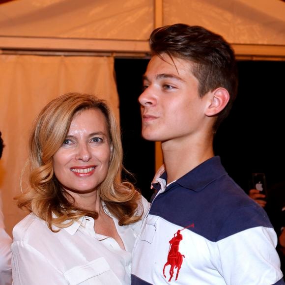 Valérie Trierweiler et son fils Léonard dansent lors de l'inauguration de la Fête des Tuileries à Paris le 26 juin 2015.  
Crédit : CEDRIC PERRIN / BESTIMAGE