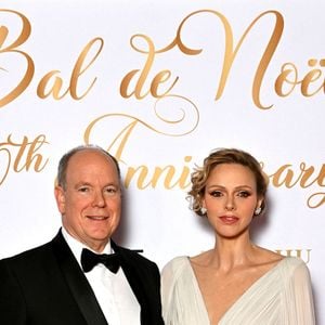 La princesse était accompagnée par son mari  Albert II

Le prince Albert II de Monaco et la princesse Charlene lors du Bal de Noël à la salle Empire de l'hôtel de Paris à Monaco, le 12 décembre 2025.  © Bruno Bebert / Bestimage