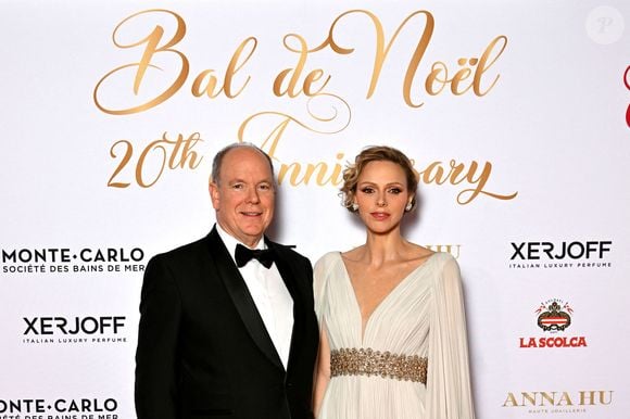 La princesse était accompagnée par son mari  Albert II

Le prince Albert II de Monaco et la princesse Charlene lors du Bal de Noël à la salle Empire de l'hôtel de Paris à Monaco, le 12 décembre 2025.  © Bruno Bebert / Bestimage