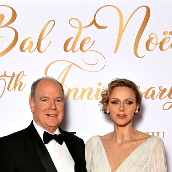 La princesse était accompagnée par son mari  Albert II

Le prince Albert II de Monaco et la princesse Charlene lors du Bal de Noël à la salle Empire de l'hôtel de Paris à Monaco, le 12 décembre 2025.  © Bruno Bebert / Bestimage