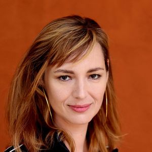 On y voit d'emblée l'actrice de la série Hippocrate y feindre des larmes, elle qui est si souvent accusée de jouer la comédie. 


Louise Bourgoin - Célébrités au village lors des Internationaux de France de tennis de Roland Garros 2024 à Paris le 9 juin 2024.