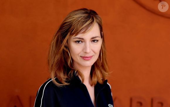 On y voit d'emblée l'actrice de la série Hippocrate y feindre des larmes, elle qui est si souvent accusée de jouer la comédie. 


Louise Bourgoin - Célébrités au village lors des Internationaux de France de tennis de Roland Garros 2024 à Paris le 9 juin 2024.