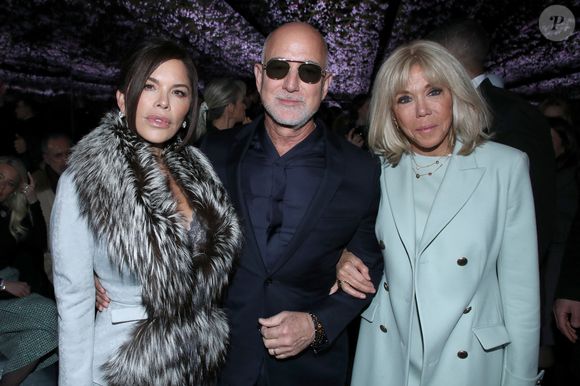 Jeff Bezos entre sa femme Lauren Sánchez et Brigitte Macron - Défilé de Mode Christian Dior - Front Row, Collection Haute Couture Printemps/Été 2026, dans le cadre de la Fashion Week de Paris, France, le 26 Janvier 2026.

© Bertrand Rindoff / Bestimage