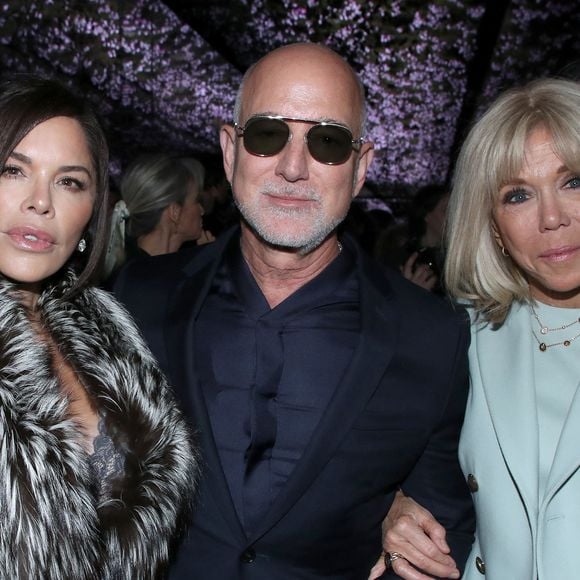 Jeff Bezos entre sa femme Lauren Sánchez et Brigitte Macron - Défilé de Mode Christian Dior - Front Row, Collection Haute Couture Printemps/Été 2026, dans le cadre de la Fashion Week de Paris, France, le 26 Janvier 2026.

© Bertrand Rindoff / Bestimage