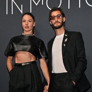 L'artiste d'origine australienne est son amour de jeunesse. Ils se sont rencontrés au cours Florent, et sont ensemble depuis 2008.
Natasha Andrews, Pierre Niney participant au Kering Women In Motion Dinner lors du 79ème Festival de Cannes à Cannes, France, le 17 mai 2026. Photo par Julien Reynaud/APS-Medias/ABACAPRESS.COM