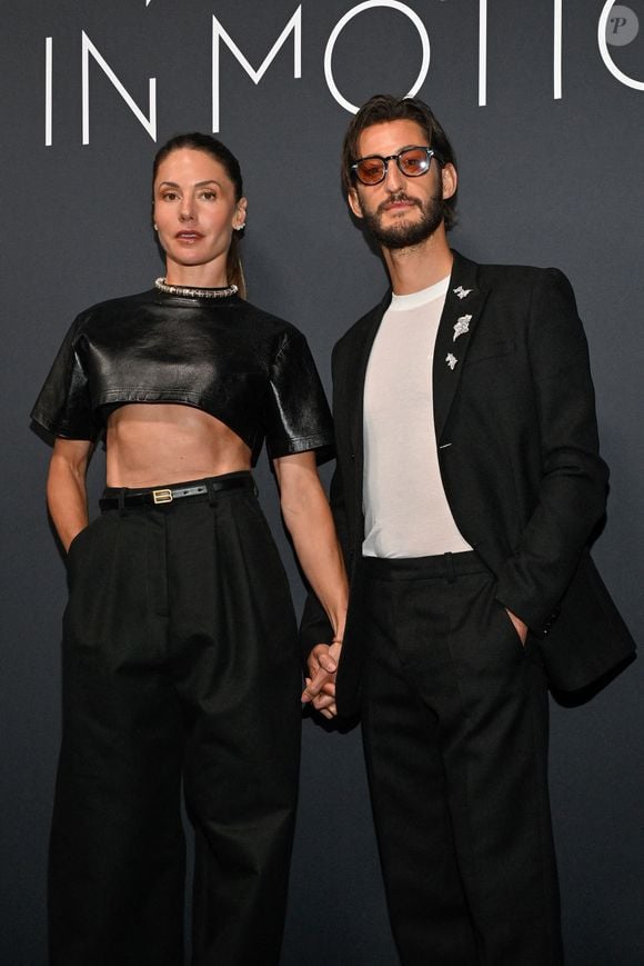 L'artiste d'origine australienne est son amour de jeunesse. Ils se sont rencontrés au cours Florent, et sont ensemble depuis 2008. 

Natasha Andrews, Pierre Niney participant au Kering Women In Motion Dinner lors du 79ème Festival de Cannes à Cannes, France, le 17 mai 2026. Photo par Julien Reynaud/APS-Medias/ABACAPRESS.COM
