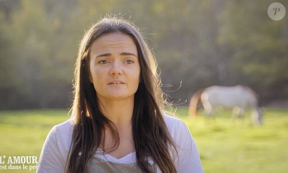Dans la première partie du bilan, la jeune agricultrice explique à Karine Le Marchand qu'entre elle et Clément, ça n'a pas marché et avoue même regretter sa participation.

Célia, agricultrice de la saison 20 de "L'amour est dans le pré.