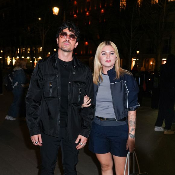 Selon les informations de "Vogue", l'artiste a porté pas moins de quatre robes au cours des festivités.

Florian Rossi et Louane arrivent à l'after-party Miu Miu lors de la Fashion Week de Paris Automne-Hiver 2025/2026, le 11 mars 2025 à Paris, en France.  © Photo de Lucia Sabatelli / Bestimage