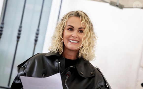 Laeticia Hallyday lors de l'inauguration d'une plaque commémorative en hommage à Johnny Hallyday devant l'immeuble où le chanteur français a grandi dans le 9ème arrondissement de Paris, France, le 22 décembre 2023. Décédé en 2017, Johnny Hallyday fut pendant un demi-siècle l’incarnation du rock à la française. D’origine belge et né sous le nom de Jean-Philippe Smet, il naquit et passa une très grande partie de sa vie à Paris. Fière de cet héritage musical qu’il lui laissa, la Ville de Paris avait entrepris un premier hommage à l’artiste en donnant le nom de Johnny Hallyday à l’esplanade situé devant la salle de spectacle qu’il avait tant fait vibrer par le passé. Dans la continuité de ce premier hommage, la ville de Paris a souhaité à nouveau honorer la mémoire de ce natif de la capitale et une plaque commémorative est dévoilée devant l’immeuble dans lequel il grandit au 13 rue de la Tour des Dames dans le 9ème arrondissement. © Dominique Jacovides/Bestimage