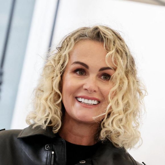 Laeticia Hallyday lors de l'inauguration d'une plaque commémorative en hommage à Johnny Hallyday devant l'immeuble où le chanteur français a grandi dans le 9ème arrondissement de Paris, France, le 22 décembre 2023. Décédé en 2017, Johnny Hallyday fut pendant un demi-siècle l’incarnation du rock à la française. D’origine belge et né sous le nom de Jean-Philippe Smet, il naquit et passa une très grande partie de sa vie à Paris. Fière de cet héritage musical qu’il lui laissa, la Ville de Paris avait entrepris un premier hommage à l’artiste en donnant le nom de Johnny Hallyday à l’esplanade situé devant la salle de spectacle qu’il avait tant fait vibrer par le passé. Dans la continuité de ce premier hommage, la ville de Paris a souhaité à nouveau honorer la mémoire de ce natif de la capitale et une plaque commémorative est dévoilée devant l’immeuble dans lequel il grandit au 13 rue de la Tour des Dames dans le 9ème arrondissement. © Dominique Jacovides/Bestimage