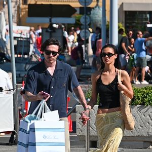 Brooklyn Beckham et sa femme Nicola Peltz sont allés faire du shopping chez Loro Piana pendant leurs vacances à Saint-Tropez, sur la Côte d'Azur, en France, le 7 juillet 2025. Agence / Bestimage
