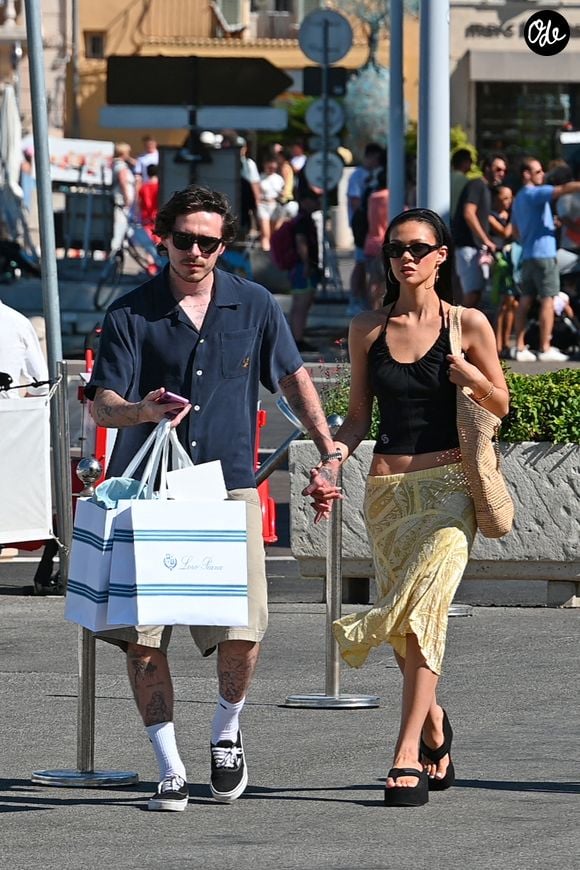 Brooklyn Beckham et sa femme Nicola Peltz sont allés faire du shopping chez Loro Piana pendant leurs vacances à Saint-Tropez, sur la Côte d'Azur, en France, le 7 juillet 2025. Agence / Bestimage