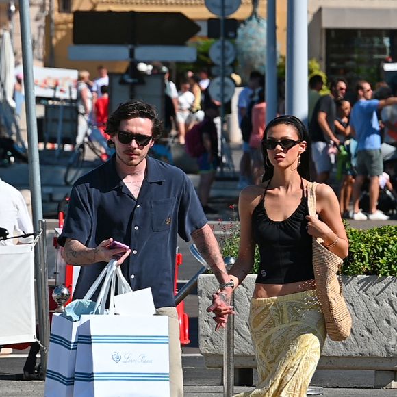 Brooklyn Beckham et sa femme Nicola Peltz sont allés faire du shopping chez Loro Piana pendant leurs vacances à Saint-Tropez, sur la Côte d'Azur, en France, le 7 juillet 2025. Agence / Bestimage