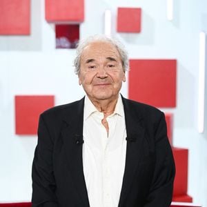 Exclusif - Pierre Perret lors de l'enregistrement de l'émission Vivement Dimanche, au studio Rive gauche, à Paris, France, le 22 octobre 2025, présentée par M.Drucker, diffusée sur France 3 le 16 novembre 2025. © Guillaume Gaffiot/Bestimage