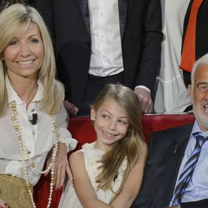 Mariés en 2002, ils ont accueilli une fille prénommée Stella en août 2003. Et même après leur divorce en 2008, Jean-Paul Belmondo et Natty Tardivel sont restés très proches jusqu’à la fin.

Natty, Stella Belmondo et Jean-Paul Belmondo sur le plateau de "Vivement Dimanche" à Paris le 10 avril 2013. 

© Coadic Guirec / Bestimage