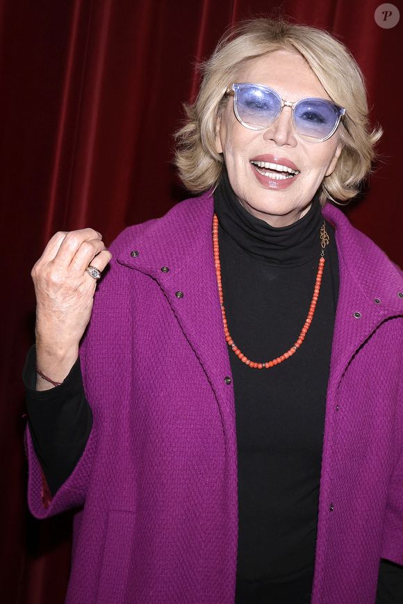 Amanda Lear - Backstage de la comédie "Irrezizetible" au théâtre Comédie Bastille à Paris le 6 octobre 2025. © Cédric Perrin/Bestimage