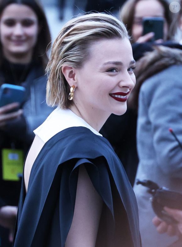 Chloë Grace Moretz - Arrivées au défilé de mode Louis Vuitton collection femme automne/hiver 2024-2025 au Louvre à Paris (PFW) le 5 mars 2024. © Denis Guignebourg / Bestimage
