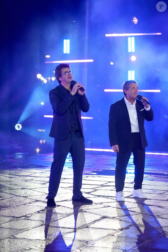 Exclusif - David et Jonathan (Totalement 80) lors de l'enregistrement de l'émission "La Grande soirée du 31 de Paris", diffusée le 31 décembre sur France 2, sur la place de la Concorde à Paris, France, le 24 novembre 2025. © Guebey-Tribeca/Bestimage