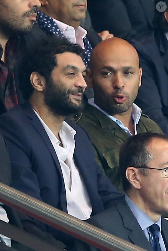 Eric Judor et Ramzy Bedia - People au match de Champions League entre le Psg et le Benfica au parc des princes a Paris le 2 octobre 2013.
Bestimage